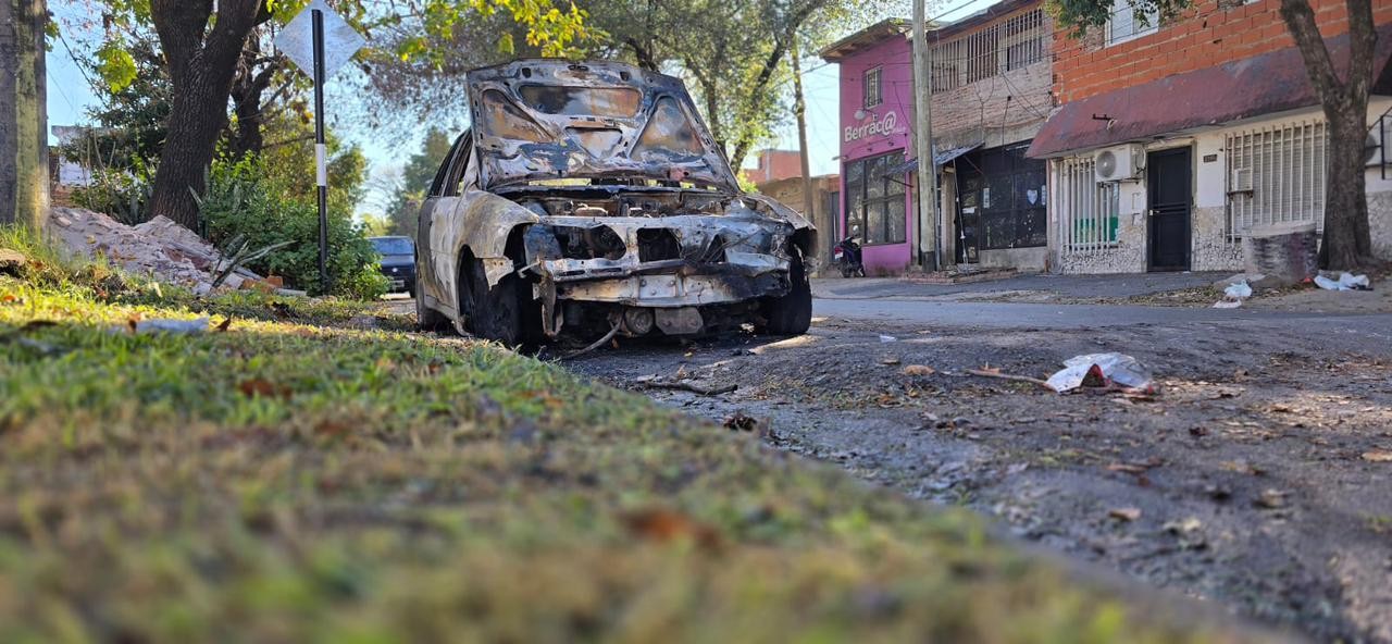 Incendio premeditado: prendieron fuego un auto y quedó registrado por las cámaras | Rosario y la región