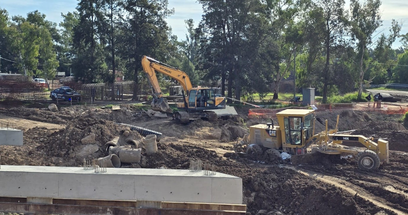 Un operador quedó atrapado por una retroexcavadora en frente al Autódromo Municipal | Rosario y la región