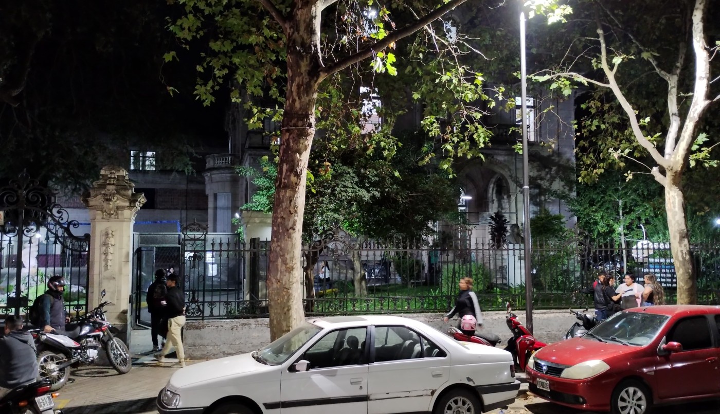 Pelea entre padres y alumnos de la Escuela Rivadavia | Rosario y la región