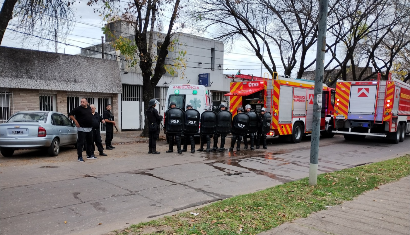 Tensión en la Comisaría 16: atendieron a presos tras prender fuego colchones | Rosario y la región
