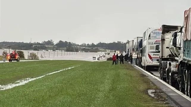 Autopista a Buenos Aires intransitable tras el fuerte temporal: vías alternativas desde Rosario | Rosario y la región