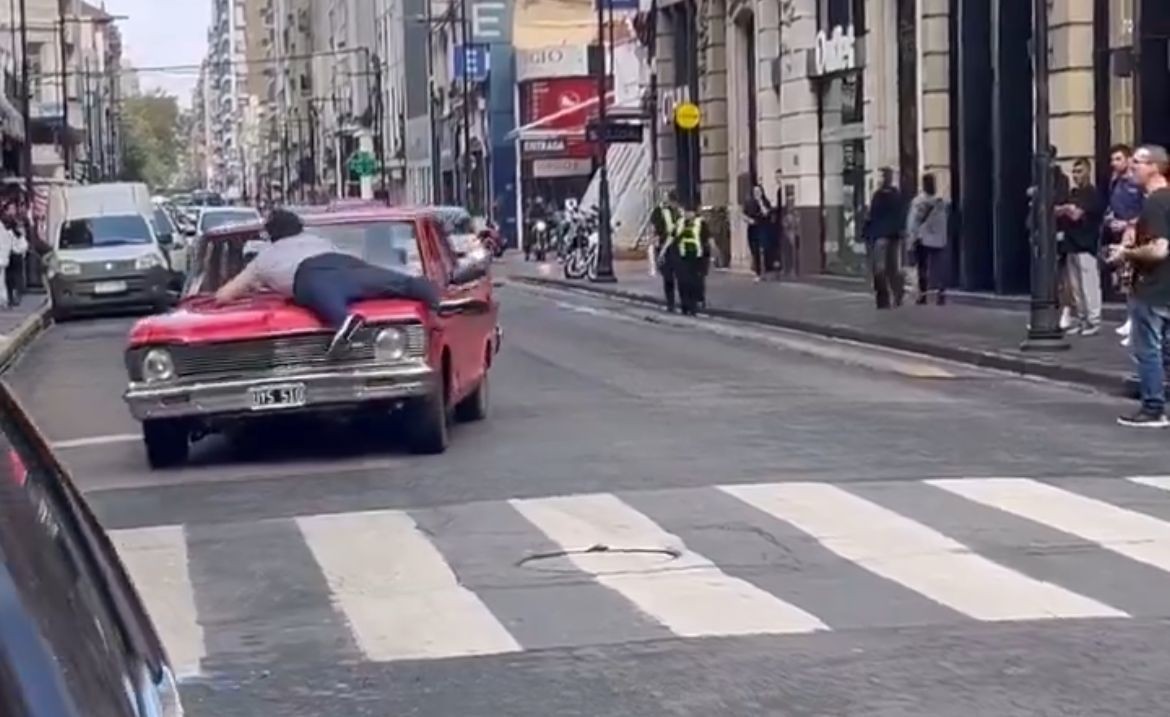Discusión de tránsito y violencia: el conductor de un auto arrastró a un hombre colgado en el capó | Rosario y la región