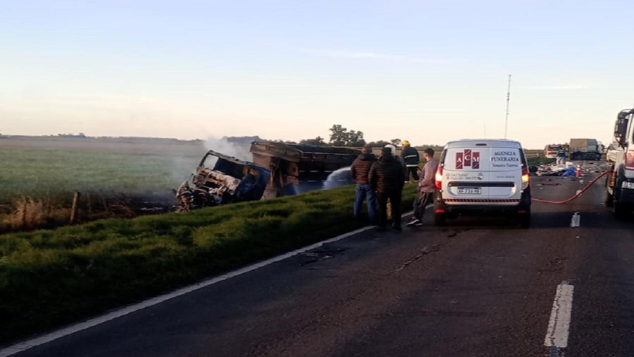 Siniestro fatal: una ambulancia chocó con un camión y fallecieron dos personas | Rosario y la región