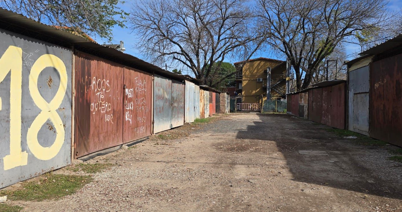 Dos incidentes a pocos metros:  una casa baleada y otra afectada por el fuego | Rosario y la región