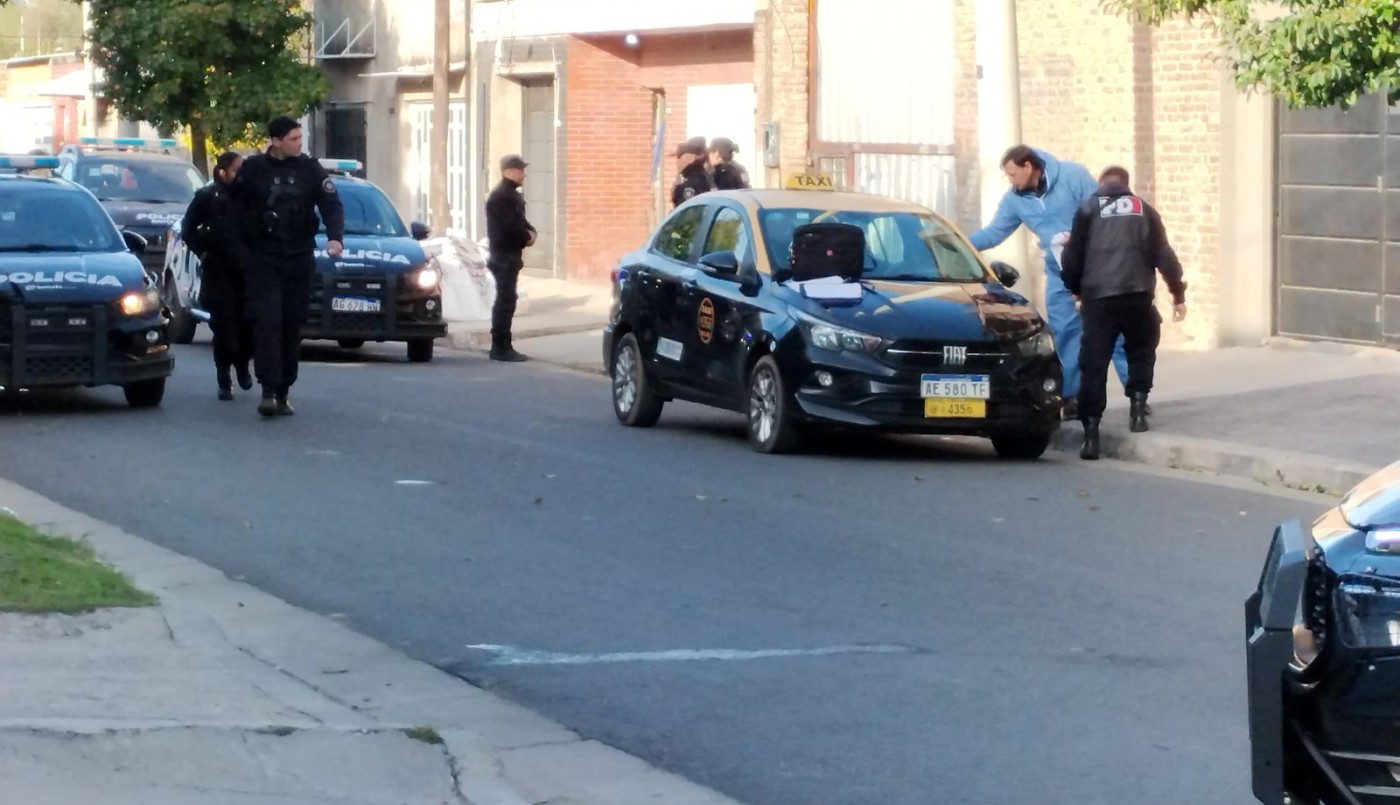 Detuvieron al taxista que trasladaba al joven asesinado: lo encontraron limpiando la sangre del vehículo | Rosario y la región