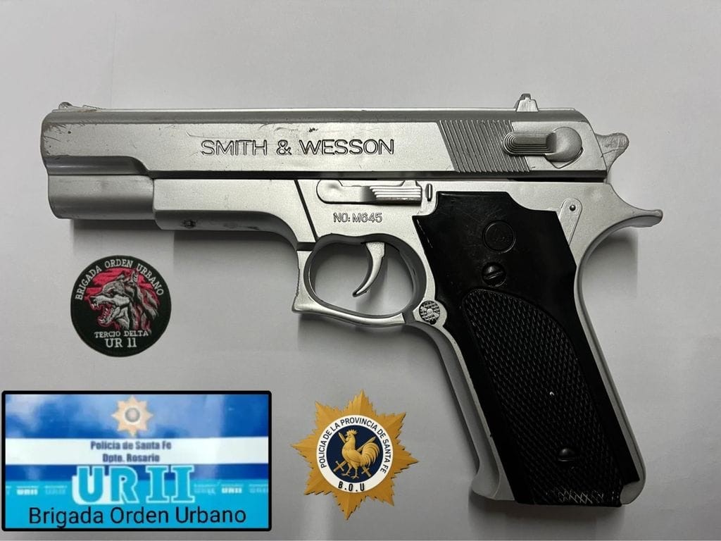 Detienen a dos menores con una réplica de arma de fuego en el macrocentro de Rosario | Rosario y la región