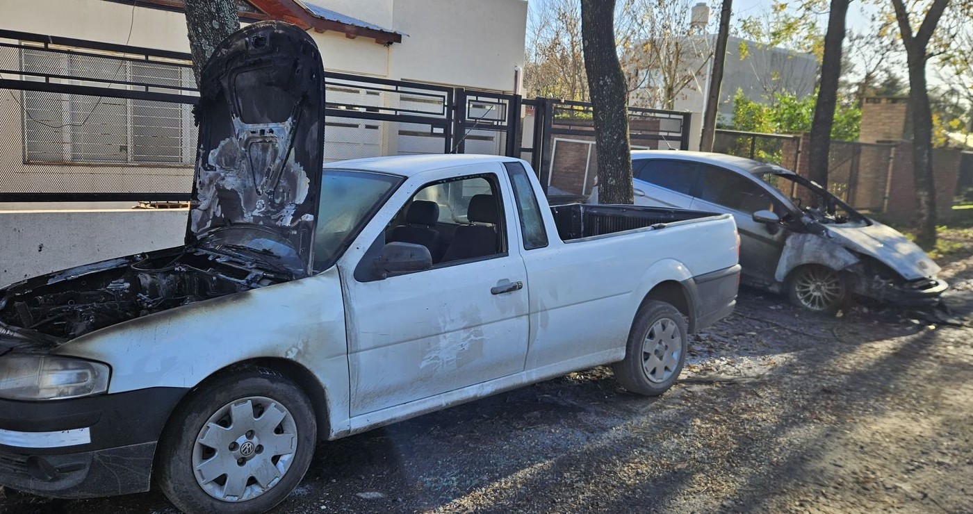 Incendiaron intencionalmente cuatro autos en simultáneo | Rosario y la región