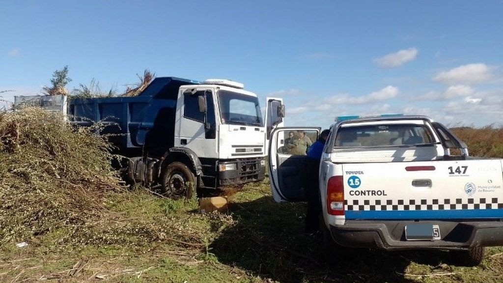 La Secretaría de Control envió al corralón a dos camiones que intentaban arrojar desechos en un descampado | Rosario y la región