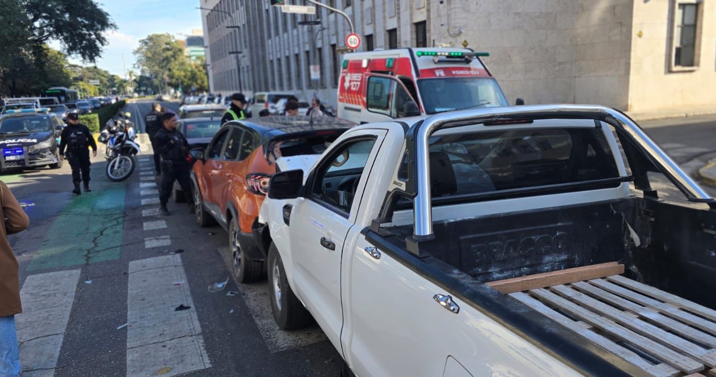 Choque en cadena frente a Tribunales Provinciales: cuatro autos involucrados | Rosario y la región