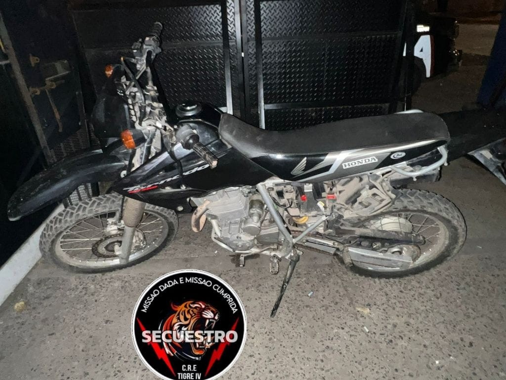 Intentó huir de un control policial en moto y lo detuvieron con la patente adulterada | Rosario y la región