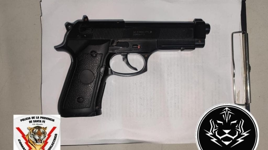 Arrestaron a un joven con una réplica de arma en el sudoeste rosarino | Rosario y la región