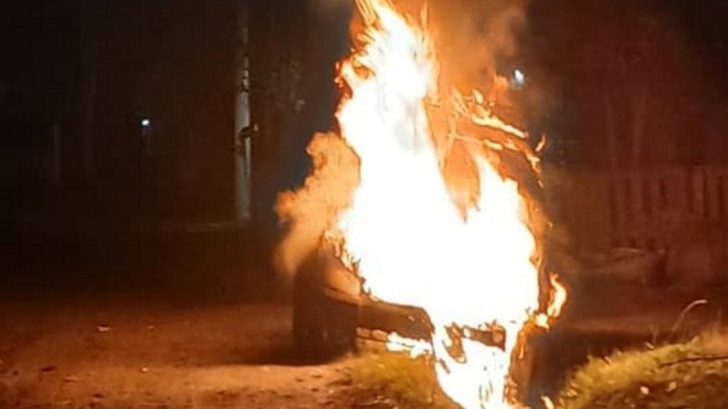 Dos autos incendiados en una misma noche: investigan ataques deliberados en Rosario y Villa Gobernador Gálvez | Rosario y la región