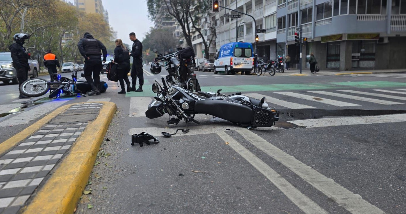 Siniestro vial entre dos motos policiales: agentes heridos y calzada reducida | Rosario y la región