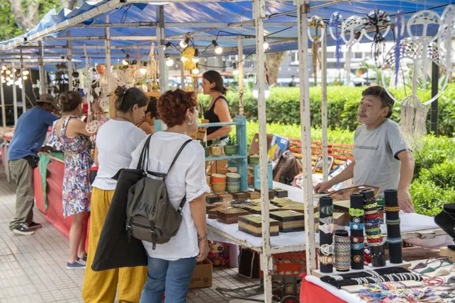 Celebrar con sentido: una feria solidaria en plaza Pringles por el Día del Padre | Rosario y la región