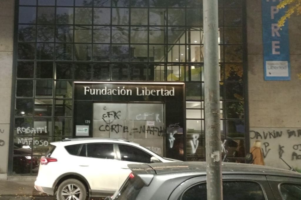 Aparecieron pintadas contra Pullaro, Javkin y Rosatti en la sede de la Fundación Libertad | Rosario y la región