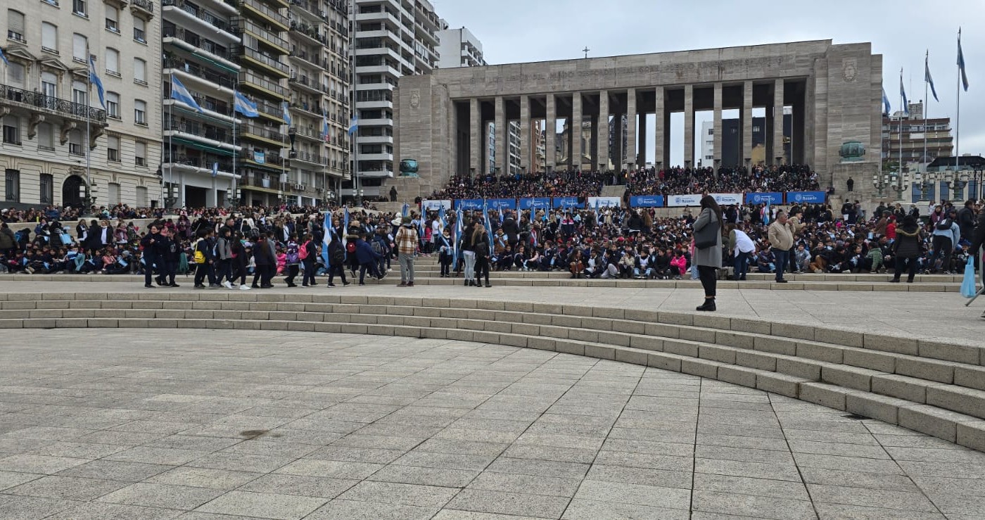 Miles de estudiantes prometen lealtad a la Bandera en Rosario | Rosario y la región