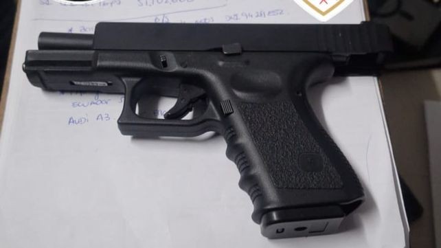 Disputa por la posesión de un auto: secuestraron una réplica de pistola dentro del vehículo | Rosario y la región