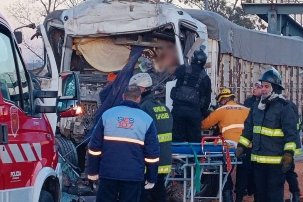 Choque entre camiones en la autopista Rosario-Córdoba: un conductor fue rescatado y trasladado en helicóptero | Rosario y la región