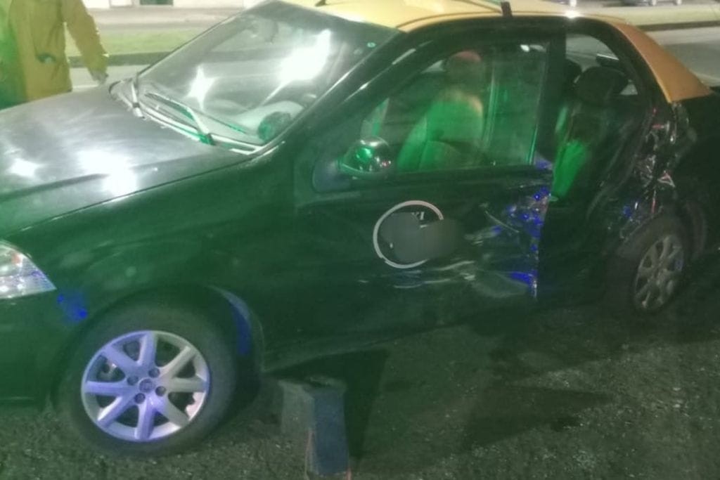 Choque entre taxis en el macrocentro: rescataron a dos mujeres atrapadas | Rosario y la región