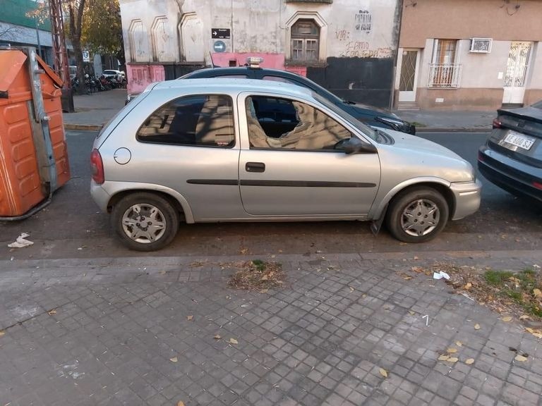 Detienen a un cuidacoches tras romper la ventanilla de un auto en pleno centro de Rosario | Rosario y la región