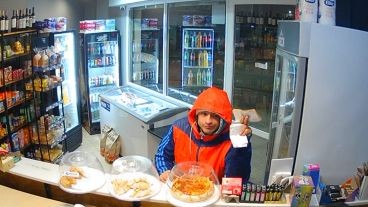 Amenazó con "ametrallar" un minimarket, robó 25 mil pesos y terminó entregado por su propia madre | Rosario y la región