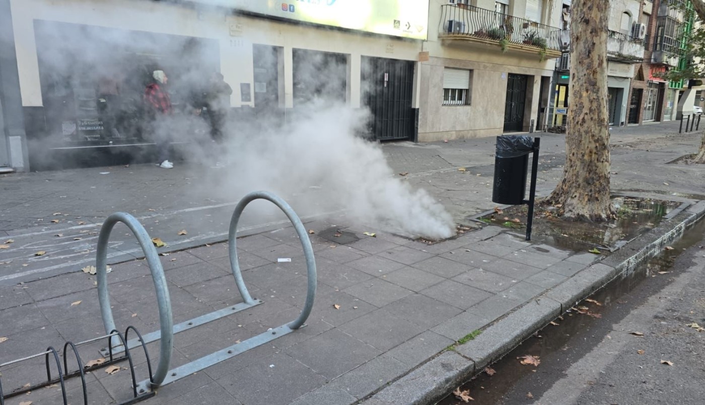 Alerta por humo blanco en plena vereda: se generó por un caño de agua roto | Rosario y la región