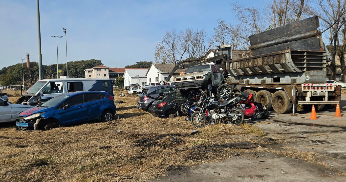 Compactaron y trasladaron los últimos vehículos en desuso del Polo Tecnológico | Rosario y la región