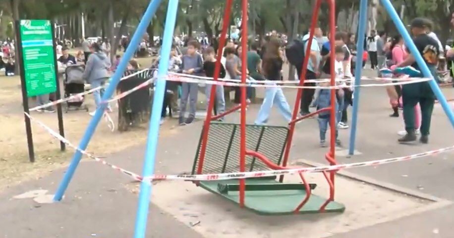 Se desprendió una hamaca del Parque Independencia y una nena terminó hospitalizada | Rosario y la región