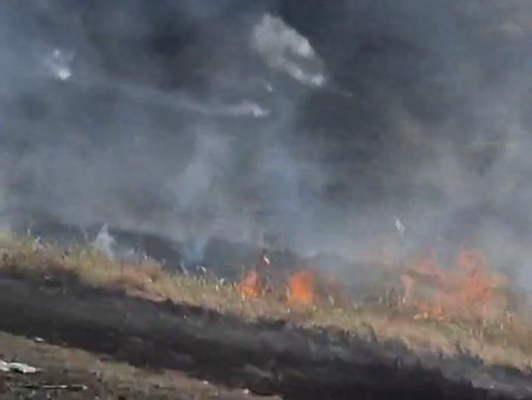 El humo de una quema de pastizales redujo la visibilidad en la autopista Rosario-Córdoba | Rosario y la región