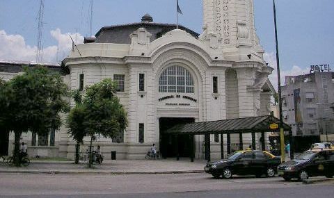 Tensión en la Terminal de Ómnibus: una mujer denunció una estafa e intentó embestir a la policía | Rosario y la región