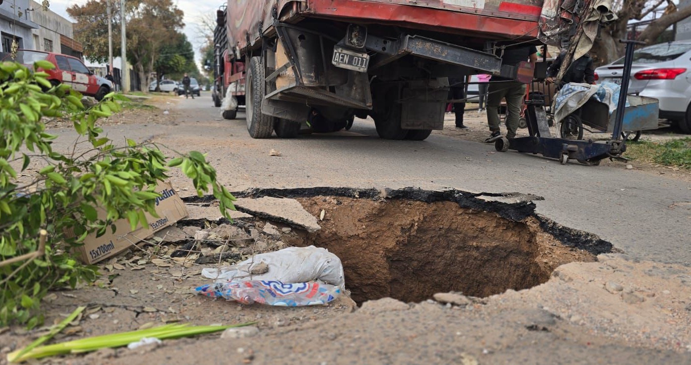 Un camión cayó en un pozo de gran profundidad en plena calle | Rosario y la región