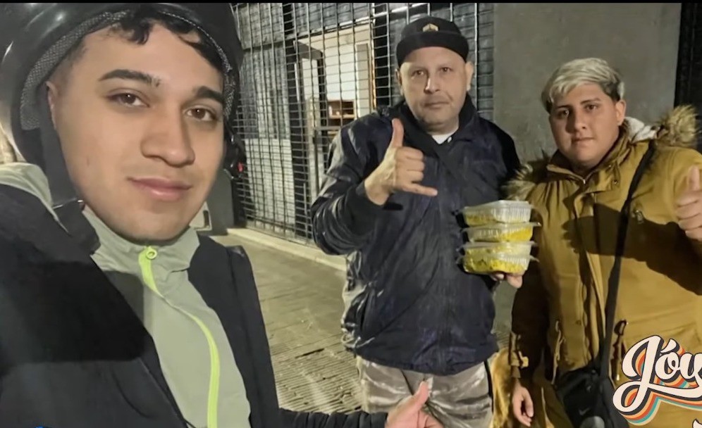 Jóvenes solidarios reparten comida caliente a personas en situación de calle | Rosario y la región