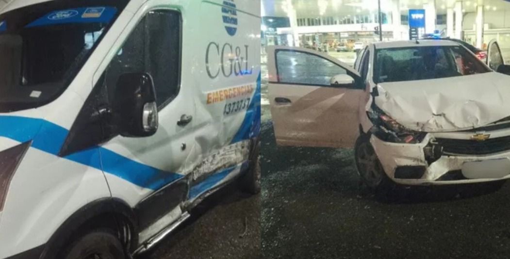 Impactante siniestro vial: un auto embistió a una ambulancia que trasladaba a una paciente en estado crítico | Rosario y la región