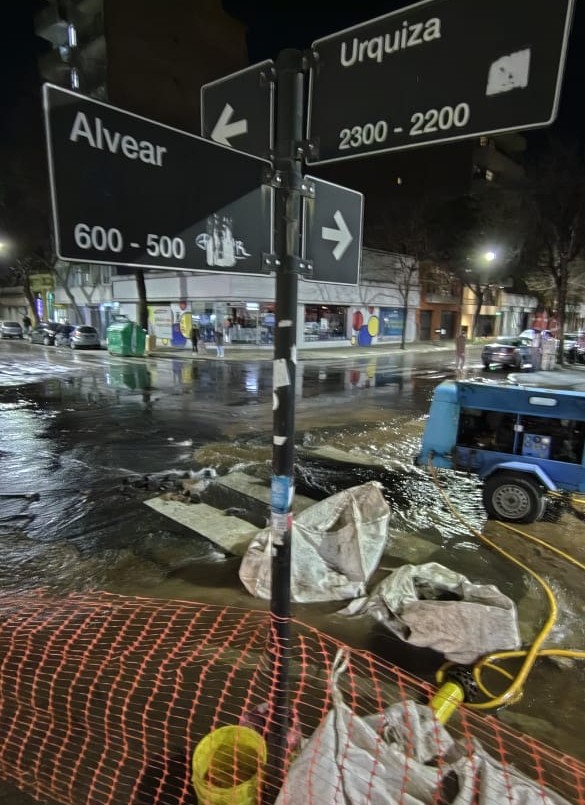 Trabajan obreros de Aguas Santafesinas en un caño roto entre Alvear y Urquiza | Rosario y la región
