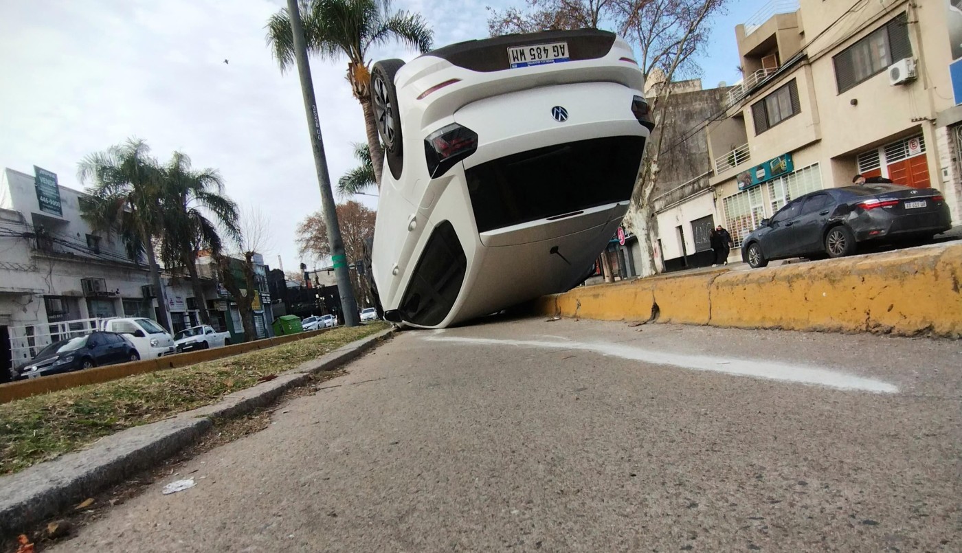 Choque y vuelco en Presidente Perón: dos autos colisionaron a alta velocidad | Rosario y la región