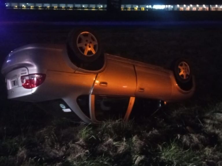 Hallan un auto volcado con pedido de captura en la autopista Rosario-Córdoba | Rosario y la región