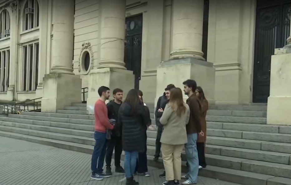 Médicos recién graduados denuncian medidas injustas tras acusaciones de fraude en el examen de residencias | Rosario y la región