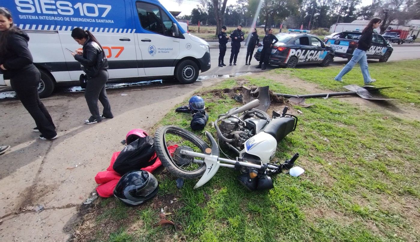 Grave accidente en Lamadrid y Ovidio Lagos: un auto chocó a dos motos y terminó sobre la vereda | Rosario y la región