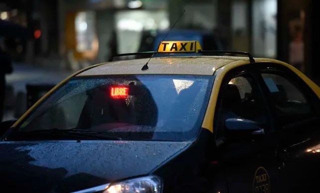 Un falso pasajero asaltó a un taxista: robó las llaves del auto y lo detuvieron a pocas cuadras | Rosario y la región