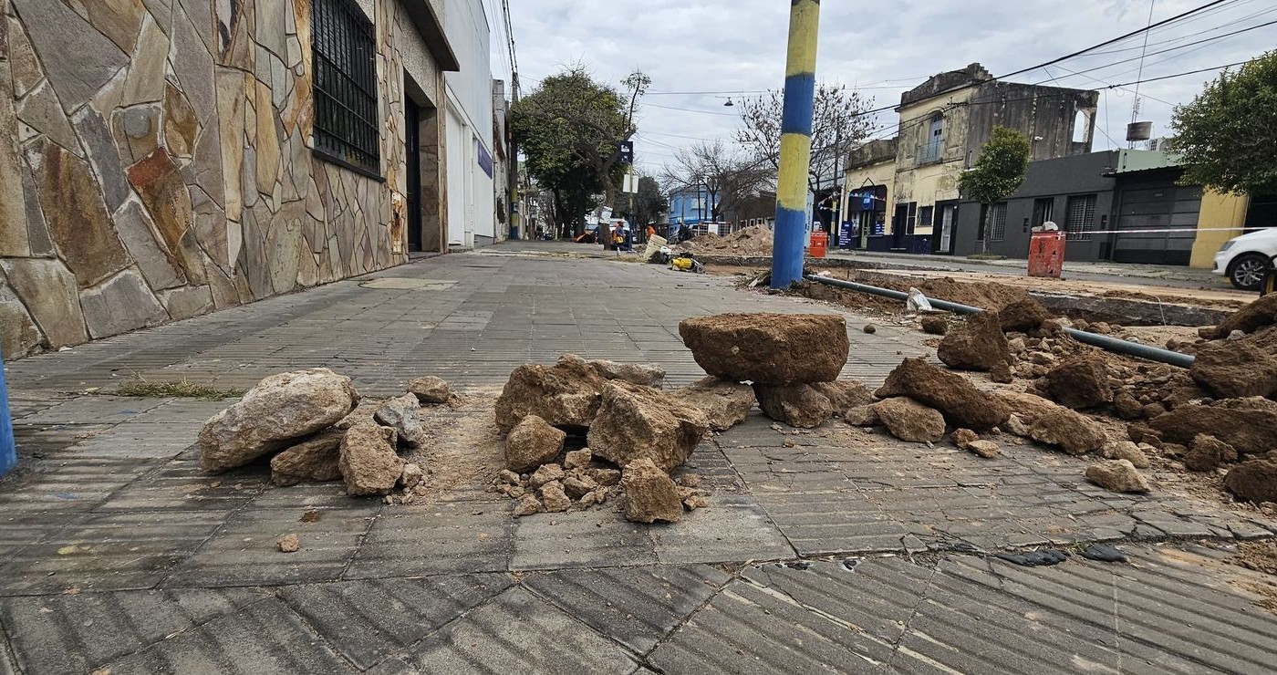 Tránsito fuera de control: motos transitan por la vereda y los autos en contramano | Rosario y la región