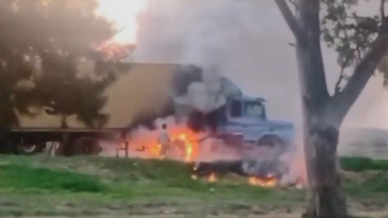 Incendio en Circunvalación: se prendió fuego un camión con contenedor en la zona norte de Rosario | Rosario y la región