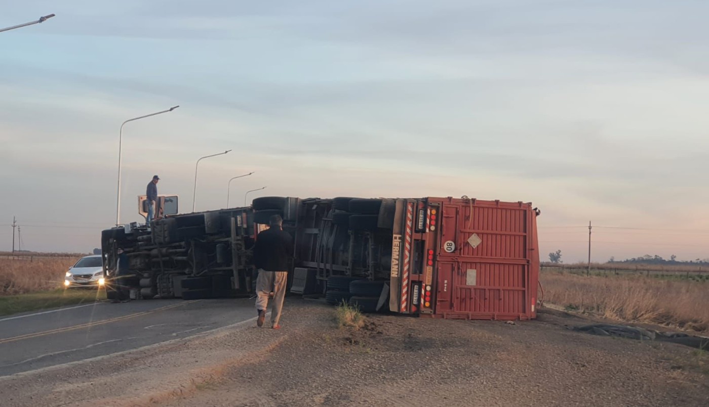 Volcó un camión en la Ruta S26: el conductor quedó atrapado dentro del vehículo | Rosario y la región