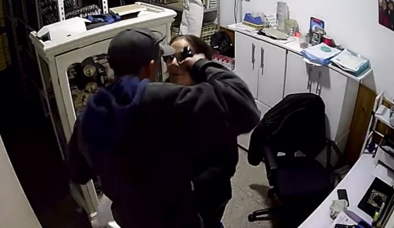 “Cortame el dedo pero el anillo no sale”: violento asalto a una tabaquería | Rosario y la región