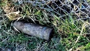 Cavaba un pozo en su jardín y desenterró un proyectil de hace más de 100 años | Rosario y la región