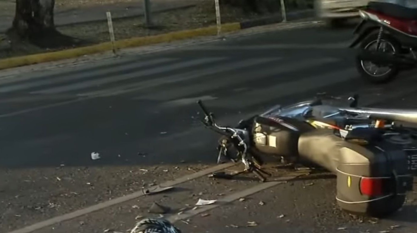 Siniestro vial: un auto frenó para evitar un choque en cadena y una moto lo embistió desde atrás | Rosario y la región