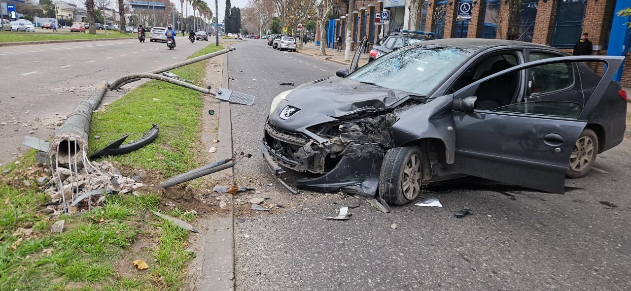 Un auto chocó contra una columna de alumbrado en Rondeau | Rosario y la región