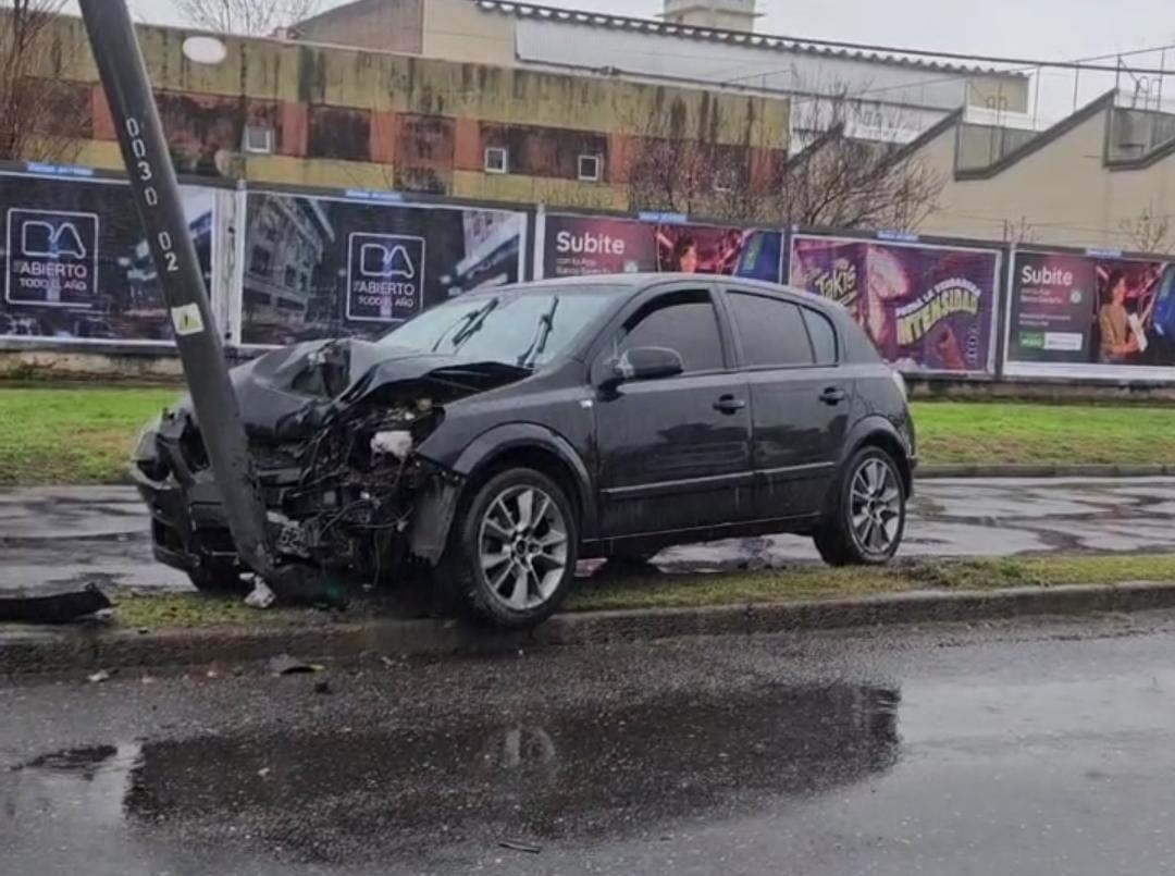 Un auto chocó contra una columna en 27 de Febrero | Rosario y la región