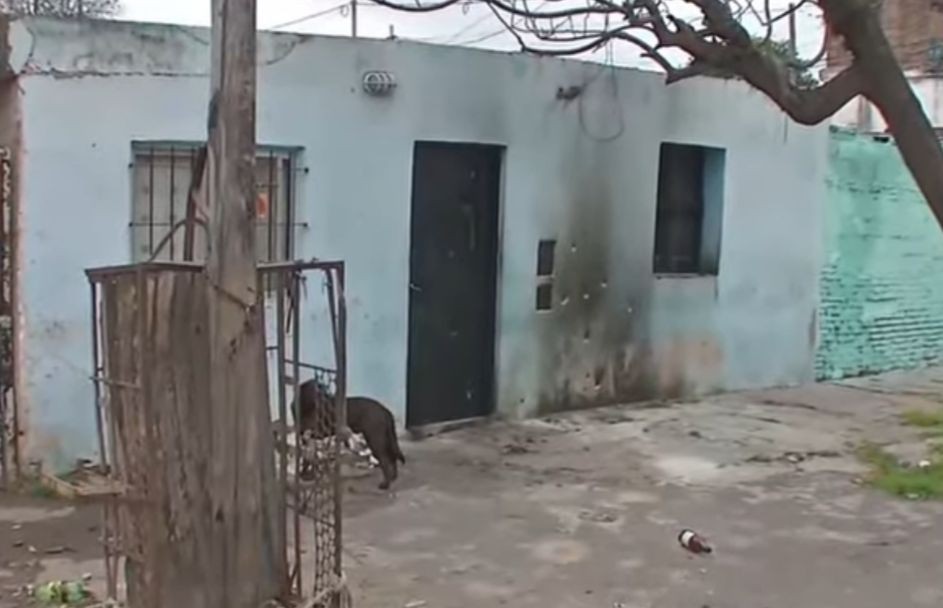 Balearon e incendiaron una vivienda vinculada a una disputa familiar: efectuaron 10 disparos | Rosario y la región