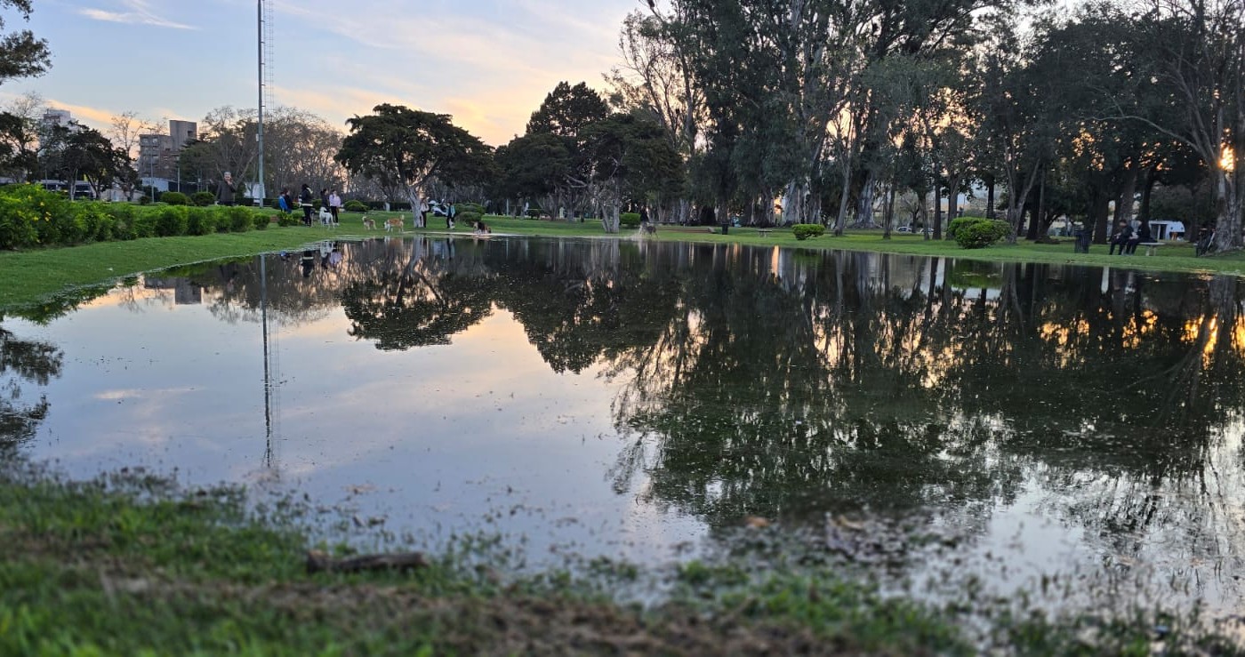 El Parque Alem quedó bajo el agua tras la tormenta: “se forman lagunas cada vez que llueve fuerte” | Rosario y la región