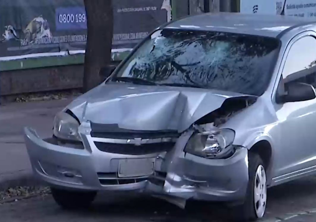 Fuerte siniestro vial: un auto se estrelló contra la plataforma del Metrobus | Rosario y la región